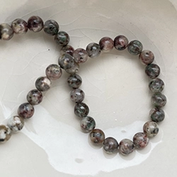 Schweizer rot gruener Granit